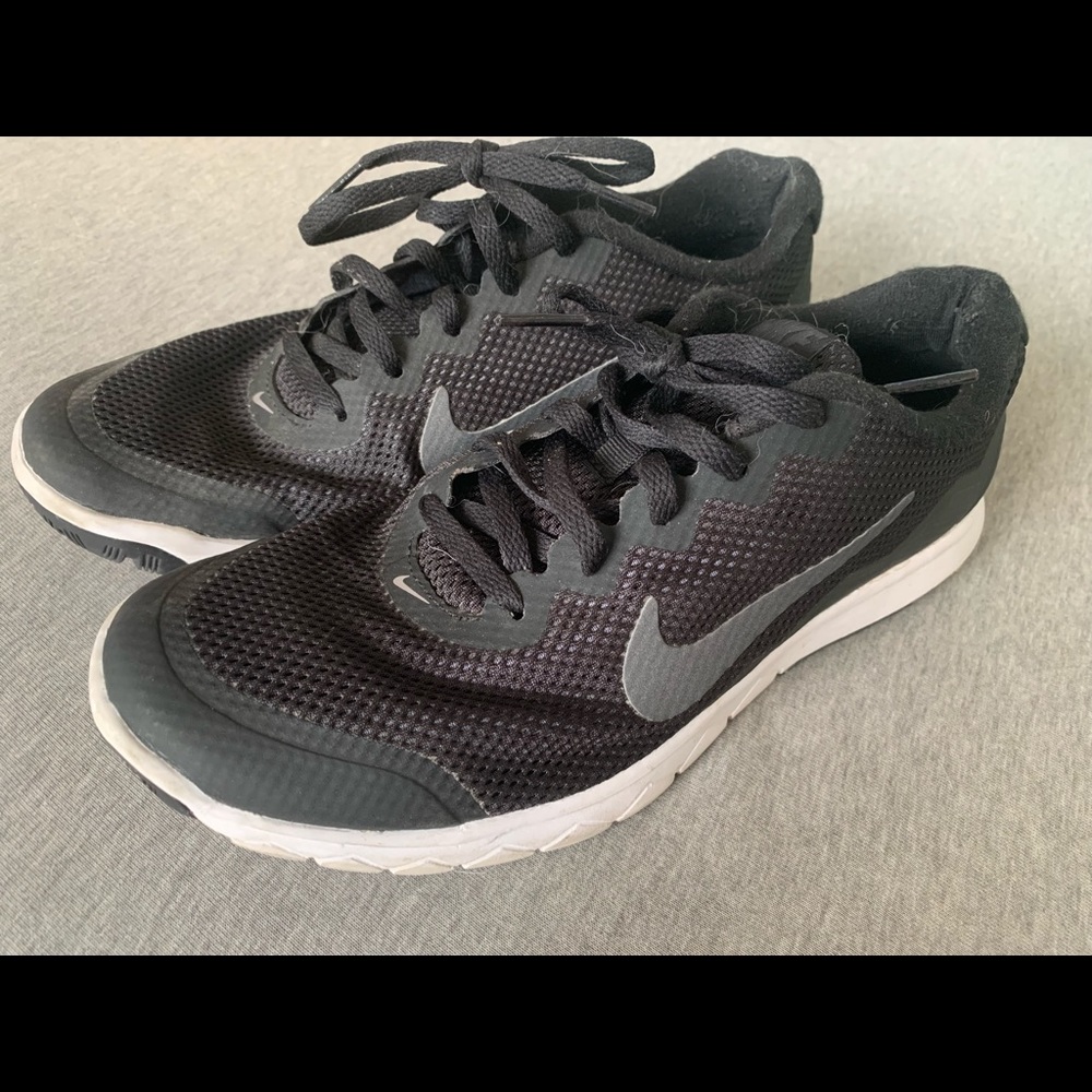 Plain Black Nike Sneakers